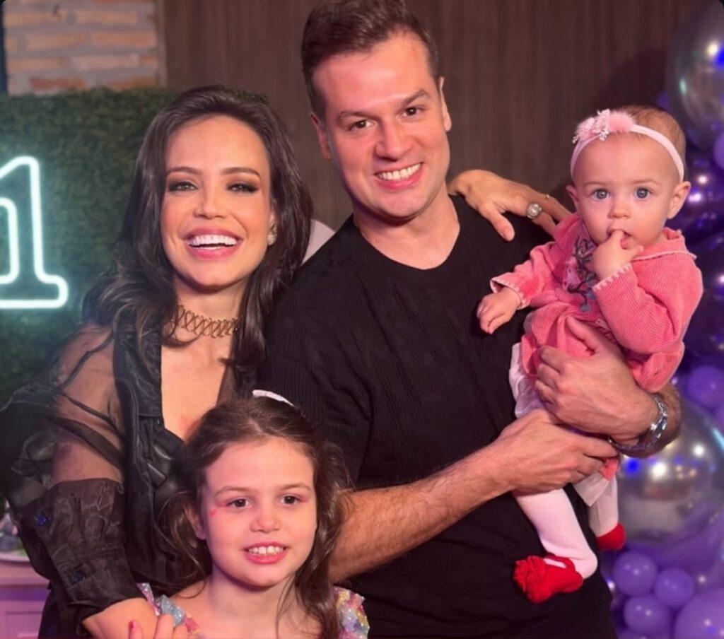 Thiago Feitosa e Fabiana Oliveira comemoram aniversários de Helena e Giovanna