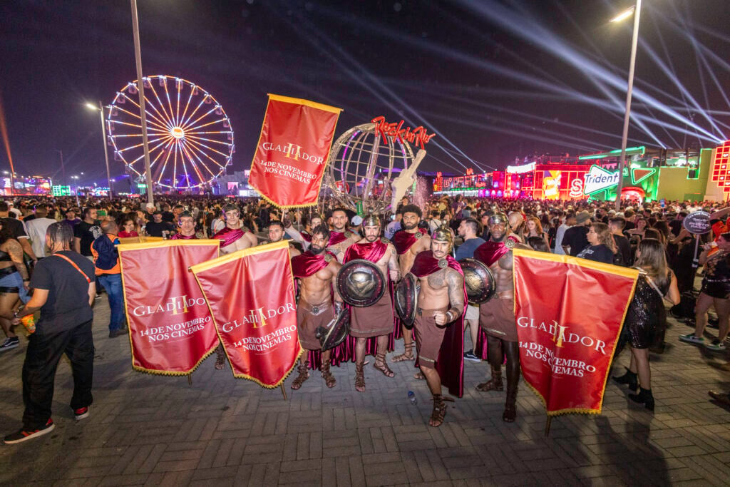 Paramount Pictures marca presenca no Rock in Rio 2024 com time de gladiadores circulando no festival