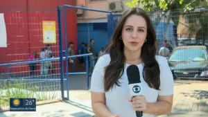 Repórter da Globo fica constrangida ao vivo por fã do SBT