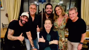 Faustão faz aparição em foto de cadeira de rodas e com pé enfaixado preocupando fãs