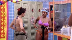 Beijo entre Aline e Thamiris no BBB 25 vira assunto quente na casa após revelação de Gracyanne Barbosa