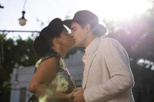 Candinho e Dita dão primeiro beijo em “Êta Mundo Melhor!” e web comemora!