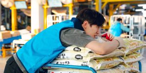 Cashero: novo drama coreano da Netflix foge de cenários idealizados e acompanha vida de um caixa de supermercado