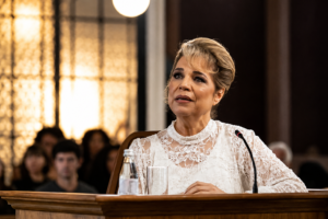 Pilar entrega dissimulação e sonsice no julgamento de Adriana, e Isabel Teixeira brilha mais uma vez em “Quem Ama Cuida”