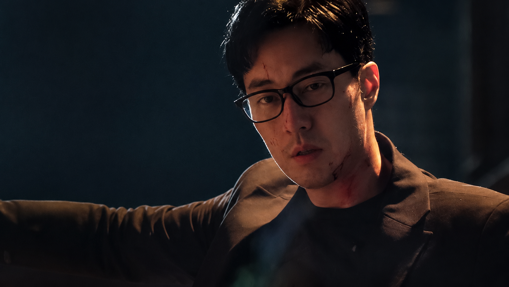 Cena de "Agente Kim: Reativado" mostra o protagonista So Ji Sub com ferimentos no rosto durante uma missão, em imagem divulgada pela Netflix.
