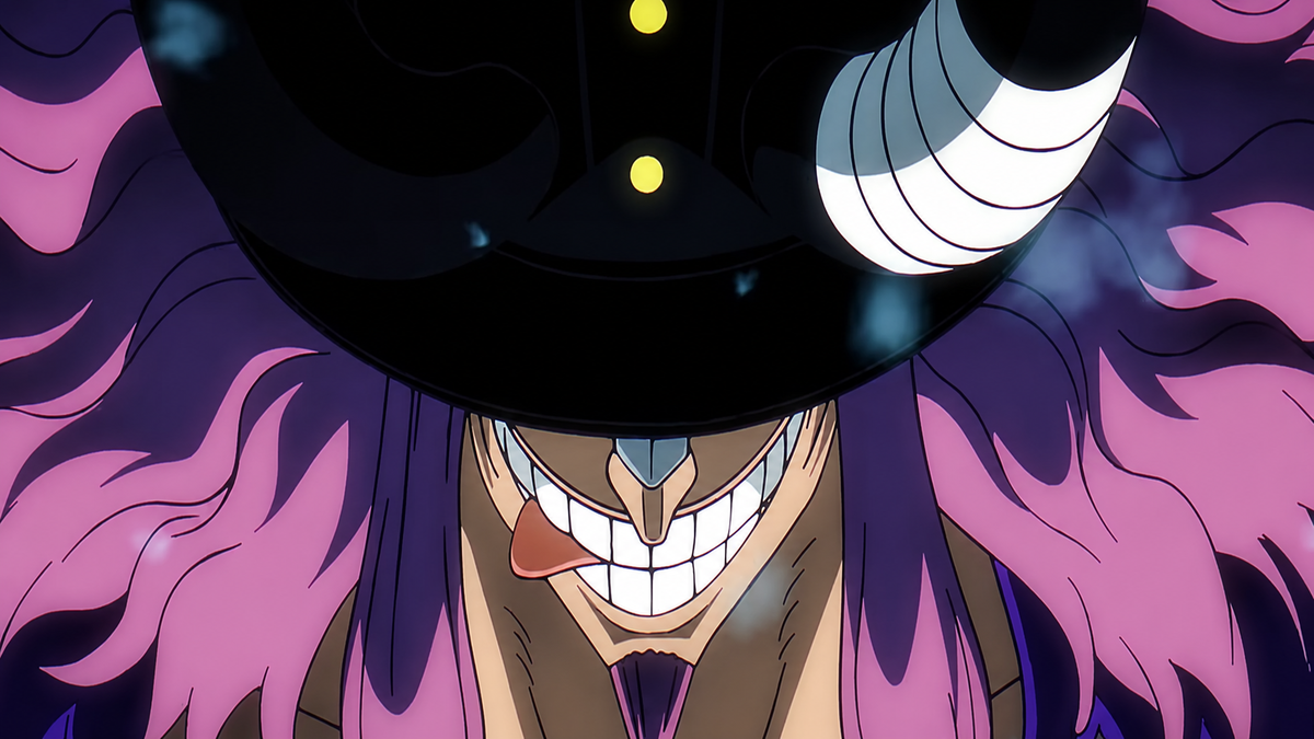 Vilão de One Piece sorri de forma ameaçadora enquanto aparece em close com chapéu preto e cabelos rosados em cena do anime.