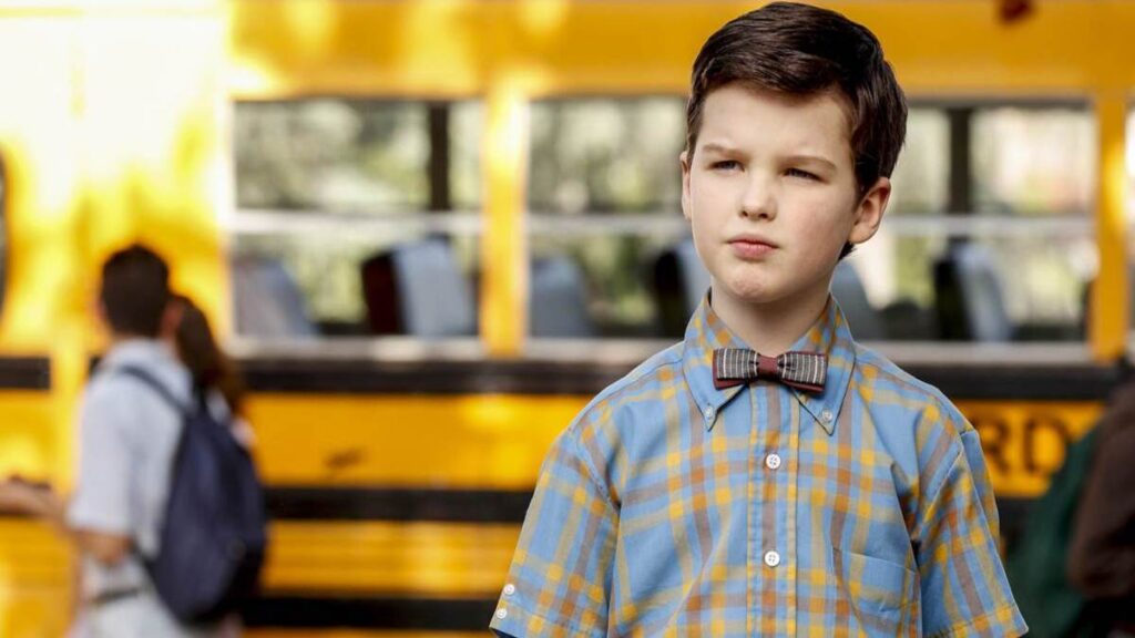 A imagem mostra Sheldon Cooper, personagem de 'Young Sheldon'