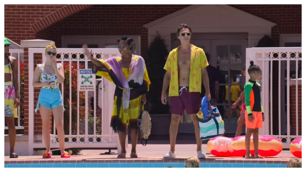 Cena do filme Doze é Demais com personagens reunidos à beira de uma piscina