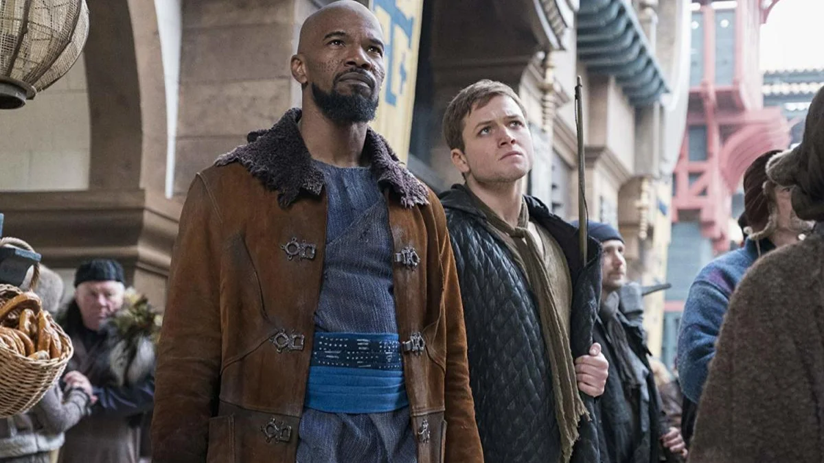 Robin Hood em cena de ação do filme Robin Hood: A Origem