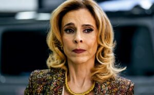 Carmita vai além da perua deslumbrada, e Deborah Evelyn se destaca em “Quem Ama Cuida”
